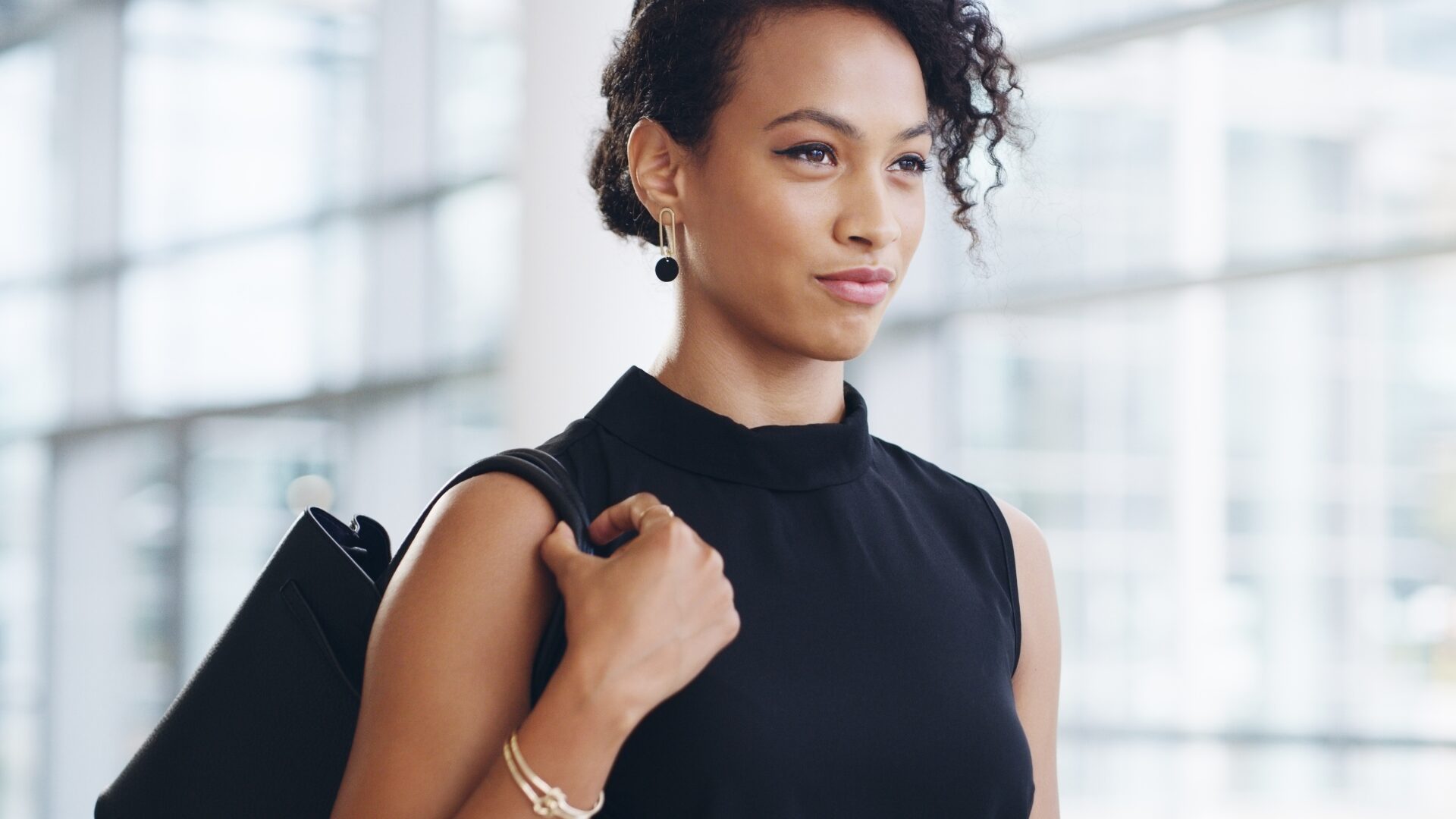 How to be a confident woman - woman walking confidently with a work bag on her shoulder